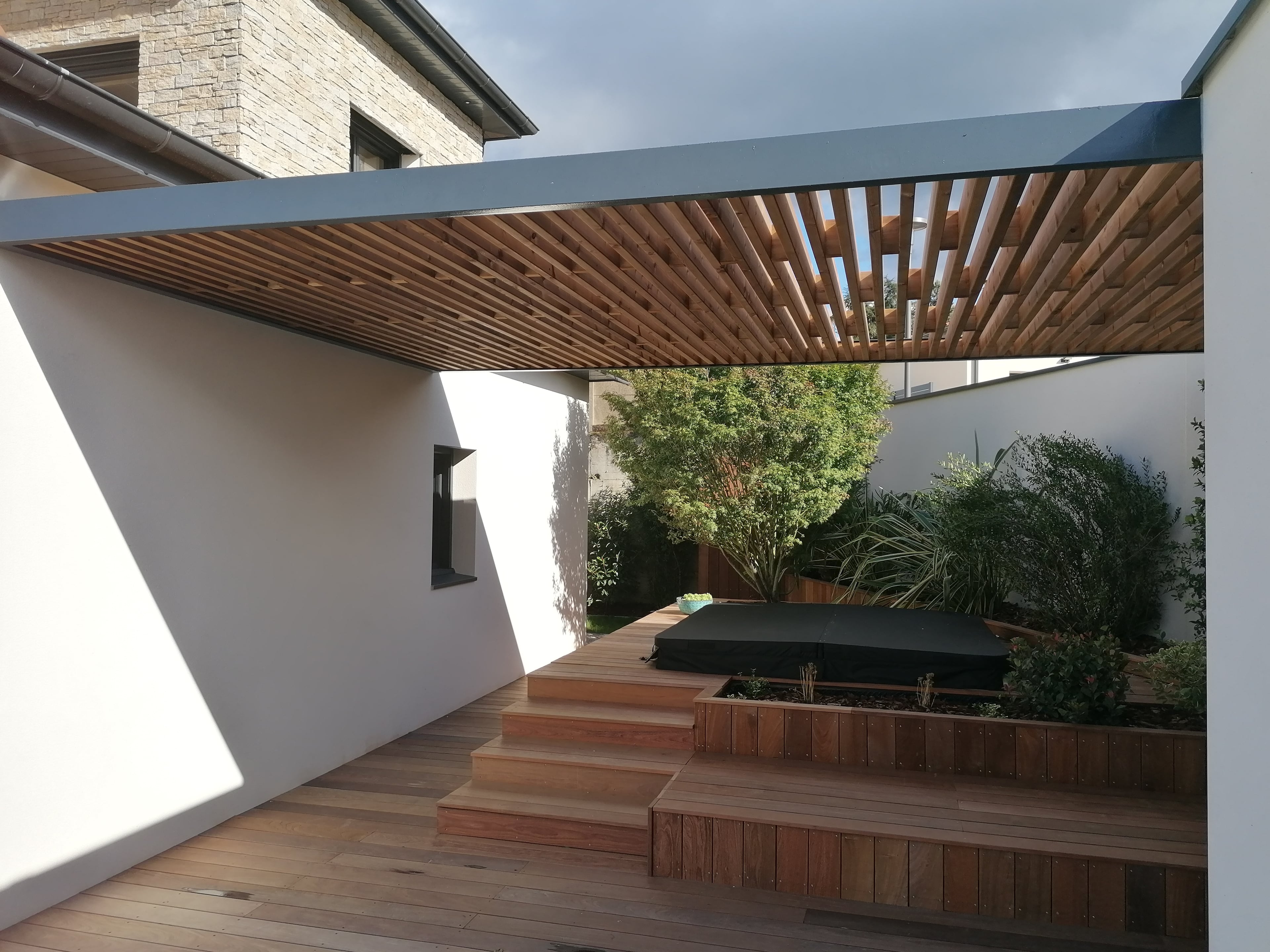 Pergola métallique sur mesure réalisée par Tonton Steel, artisan métallier dans le Rhône – Ouest Lyonnais